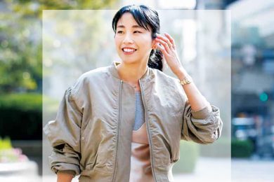 今、オシャレ40代が「デニムパンツに重ねてる」アイテムは？お腹周りもカバー！