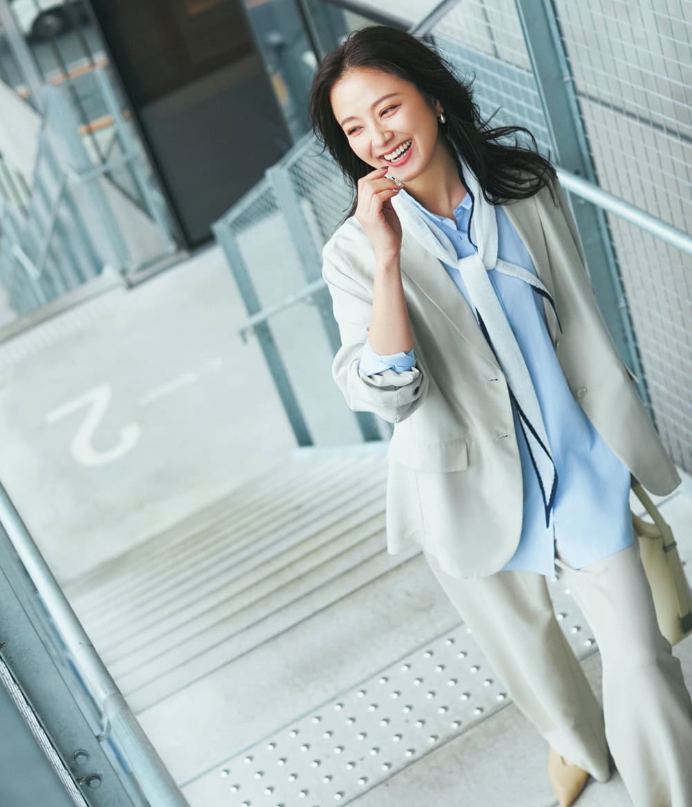 中越典子 パンツスーツ ブルーシャツ