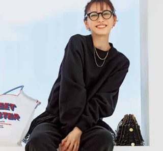 やっぱり春も「黒」がオシャレ！40代の“重見えしない”【オール黒コーデ】３選