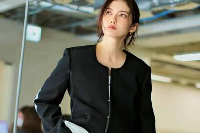 40代の【ワイドパンツ通勤】を更新！「定番カラーでも地味見えしない」最旬コーデ2選