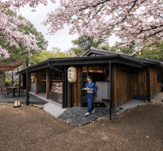 桜の名所・京都円山公園で楽しむ“テラスすき焼き”。京町家の「すき焼き十二天 京都」へ