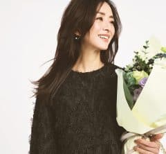 今どき40代の「卒入学式」は【ブラウス】があればOK!黒パンツで即完成