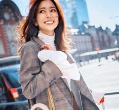 松本莉緒さん43歳、「東京に行く時はミニスカで」“甘派40代”にささる、大人のミニ丈コーデ！