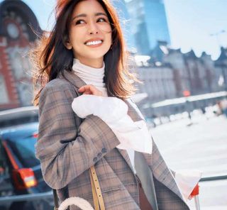 松本莉緒さん43歳、「東京に行く時はミニスカで」“甘派40代”にささる、大人のミニ丈コーデ！