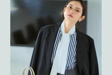 40代【“時短”通勤コーデ】黒パンツに合わせるだけで成功する「好印象ブラウス」３選