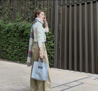 寒暖差の春、アウターなしでも安心なストールのオシャレ【モデル私服コーデ】