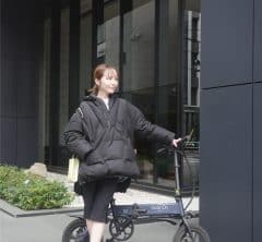 子どもが大きくなった今だから「電動」一択！大人のおしゃれな自転車コーデって？＜スナップ8選＞
