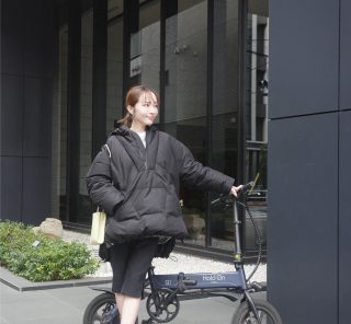 子どもが大きくなった今だから「電動」一択！大人のおしゃれな自転車コーデって？＜スナップ8選＞