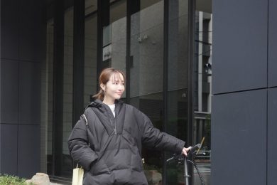 子どもが大きくなった今だから「電動」一択！大人のおしゃれな自転車コーデって？＜スナップ8選＞