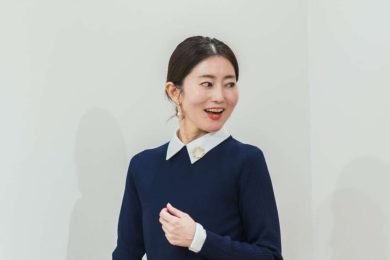 入学式コーデに迷う40代ママに！【PLST／プラステ】だけで叶う「上品ネイビーコーデ」〈4選〉