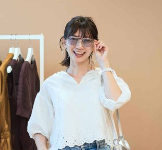 今、オシャレ40代が着ている「春トップス」は？【ユニクロ×コントワー・デ・コトニエ】の新作〈３選〉