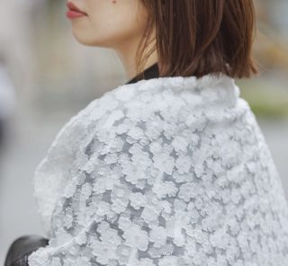 肌寒い時にさっと羽織れる　関西読者の「派手ストール」が春アウターの新基準！＜SNAP5選＞