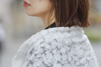 肌寒い時にさっと羽織れる　関西読者の「派手ストール」が春アウターの新基準！＜SNAP5選＞