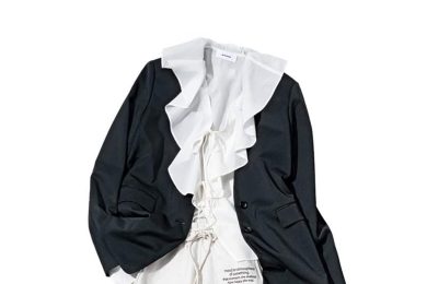 カジュアルパンツも上品に。40代こそ春は【甘めトップス】が頼れる！〈最旬４選〉