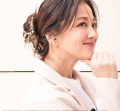 「10秒まとめ髪」でも“素敵なママ”になれる！40代の【今っぽヘア小物】2選