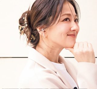 「10秒まとめ髪」でも“素敵なママ”になれる！40代の【今っぽヘア小物】2選
