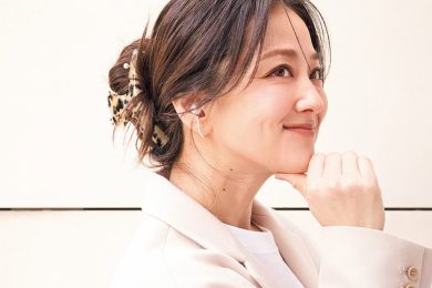 「10秒まとめ髪」でも“素敵なママ”になれる！40代の【今っぽヘア小物】2選