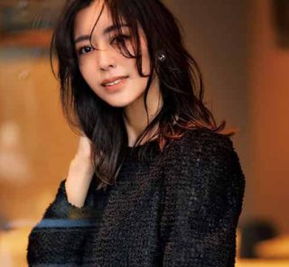 今は女優兼ヨガ講師【松本莉緒さん】の「黒コーデ」が甘派40代の理想♡卒入学式やランチ会にも！