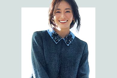 40代ママの「学校行事OK」春アウター！“気張らないジャケット”で保護者会もランチ会も〈2選〉