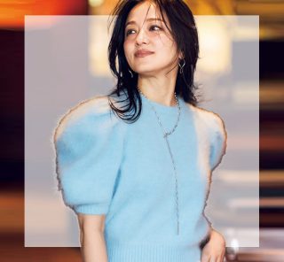 無地トップスが垢抜ける！40代のオシャレにちょうどいい「今どきペンダント」４選