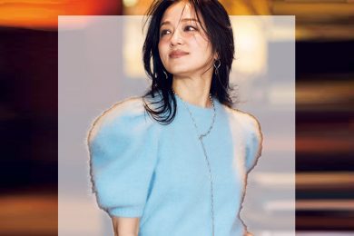 無地トップスが垢抜ける！40代のオシャレにちょうどいい「今どきペンダント」４選