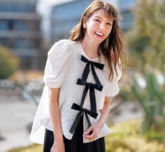 【40代の春コーデ】大人こそ甘さでオシャレを更新!『リボン&フリルアイテム』6選