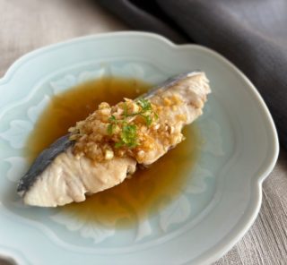 疲労回復♪鰆のレンジ酒蒸し 葱ソース｜坂井美穂のキッチンの薬箱vol.46