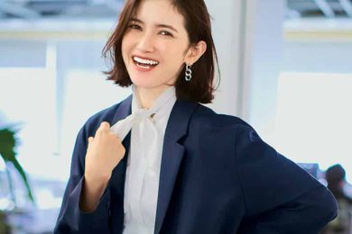 40代の【春の通勤パンツコーデ】今は断然“黒パンツ以外”が垢抜ける！〈３選〉