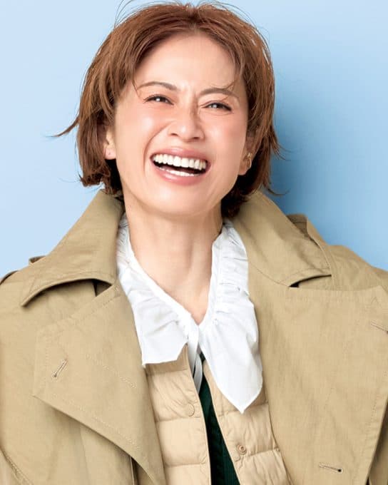 寒の戻りに【トレンチコート×薄ダウンベスト】の重ねワザが神対応！