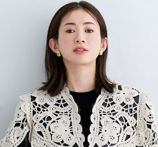 【レザーJK×バレルデニム】可憐なレース使いでモノトーンも春っぽく