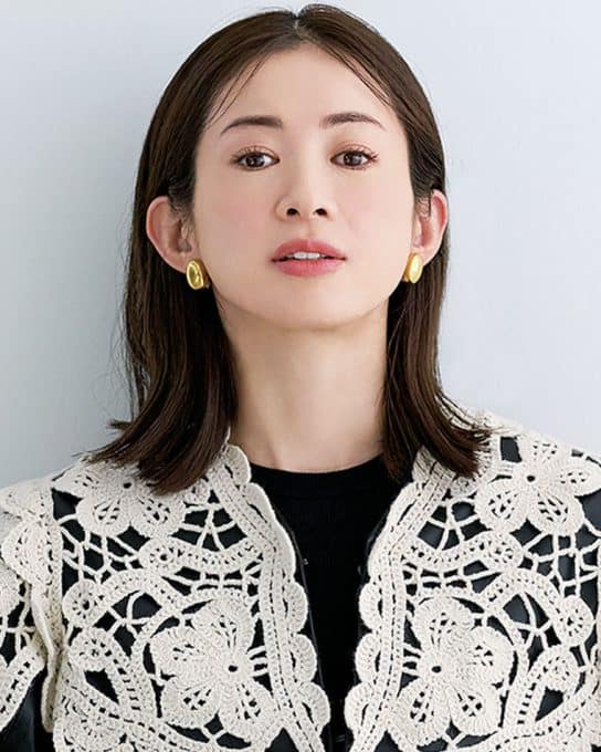 【レザーJK×バレルデニム】可憐なレース使いでモノトーンも春っぽく