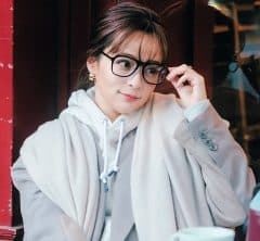 大人の休日カジュアルは【青みベージュのまろやかグラデ】で差をつけて