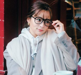 大人の休日カジュアルは【青みベージュのまろやかグラデ】で差をつけて