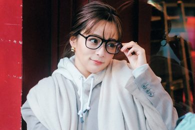 大人の休日カジュアルは【青みベージュのまろやかグラデ】で差をつけて