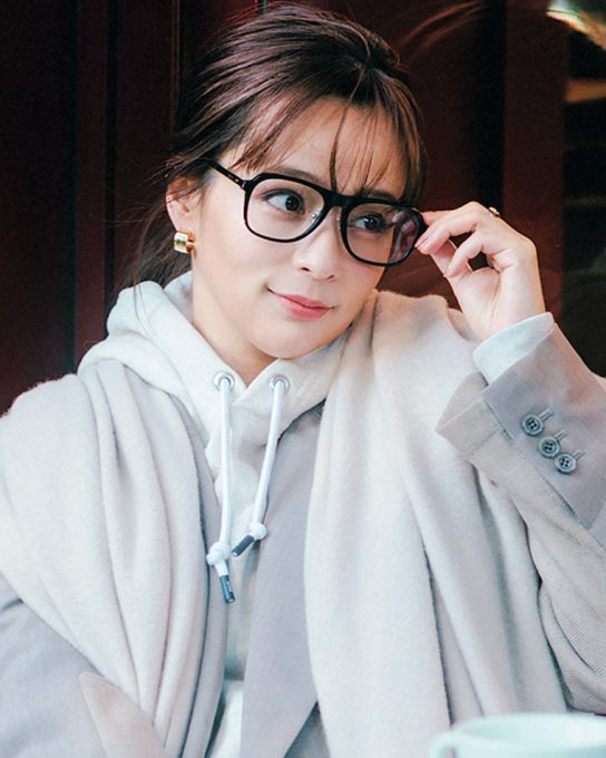 大人の休日カジュアルは【青みベージュのまろやかグラデ】で差をつけて