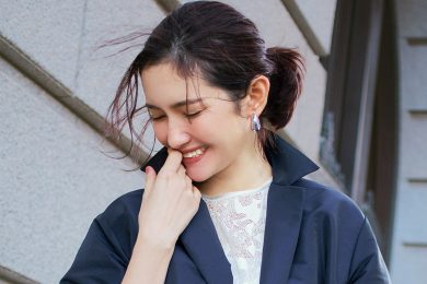 仕事や母業に頼れるAllネイビーは【レーストップス】を効かせて印象UP