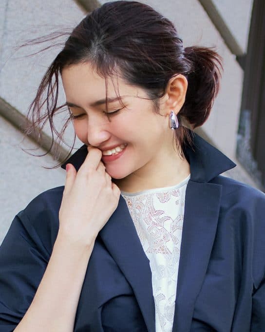 仕事や母業に頼れるAllネイビーは【レーストップス】を効かせて印象UP