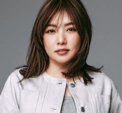 【野呂佳代さんコーデ】デニム&ワントーンなら小花柄にも挑戦できる