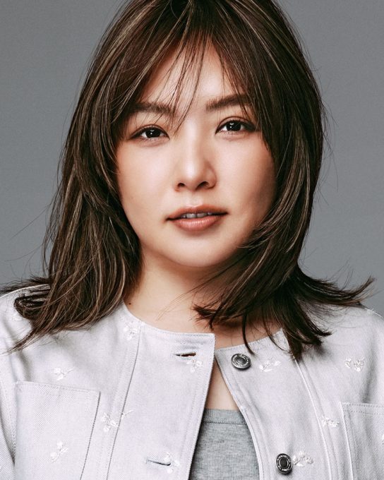 【野呂佳代さんコーデ】デニム&ワントーンなら小花柄にも挑戦できる