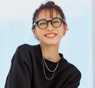 意外性ある【差し色フラットシューズ】でご近所コーデもドラマティックに！