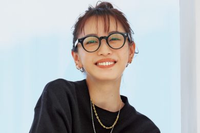 意外性ある【差し色フラットシューズ】でご近所コーデもドラマティックに！