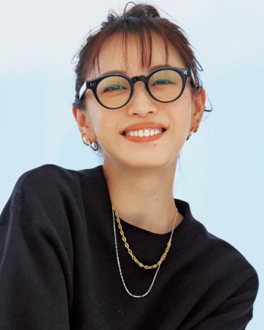 意外性ある【差し色フラットシューズ】でご近所コーデもドラマティックに！