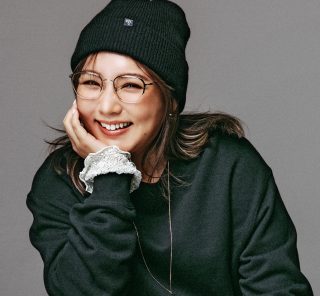 【野呂佳代さんの春デニムコーデ】“ほぼ黒”に白レースを効かせてやんちゃ見えを回避