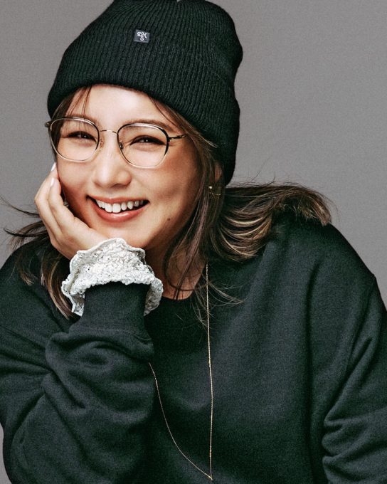 【野呂佳代さんの春デニムコーデ】“ほぼ黒”に白レースを効かせてやんちゃ見えを回避