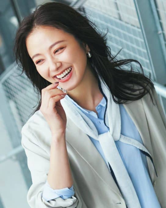 【40代のお仕事コーデ】さっと羽織れる薄地ジャケットが“暑い春”の救世主！