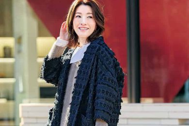 今、オシャレな人が履いているパンツの「色」は？暗めアウターでも春めく！〈SNAP３選〉