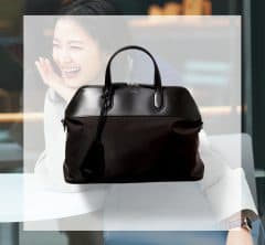 【40代の通勤バッグ】は「ボストン型」が大流行！ハイブラ以外でも“自信が持てる”名品〈4選〉