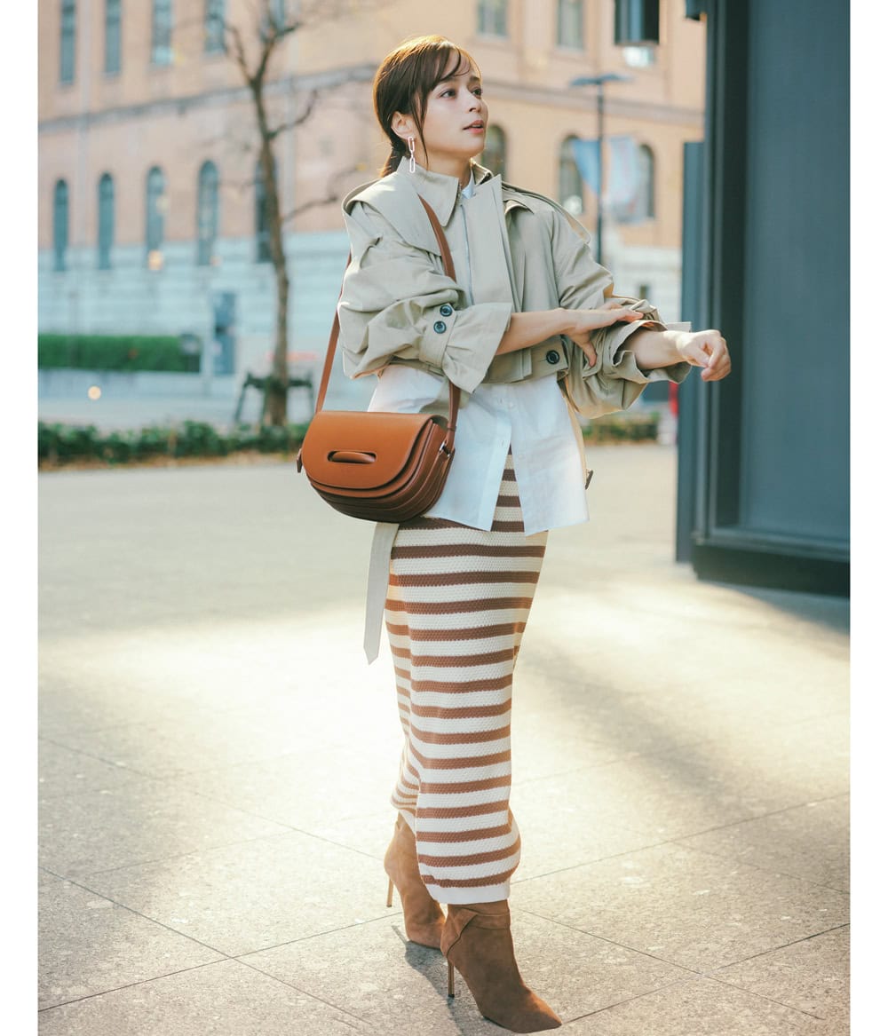 加藤ローサ ショート丈トレンチコート ボーダーニットスカート 白シャツ コーデ