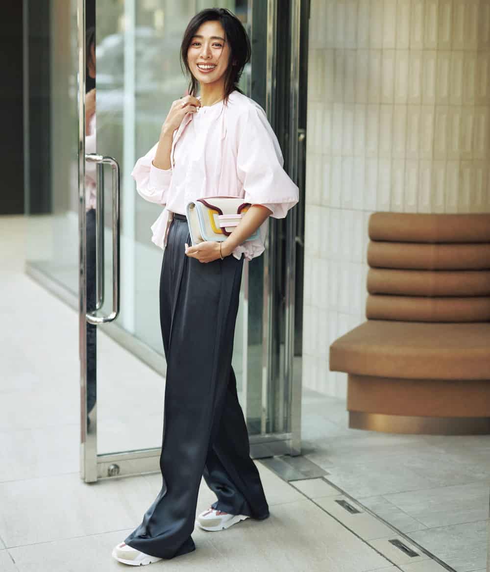 野沢和香 ピンクジャケット ピンクTシャツ ネイビーパンツ スニーカー コーデ