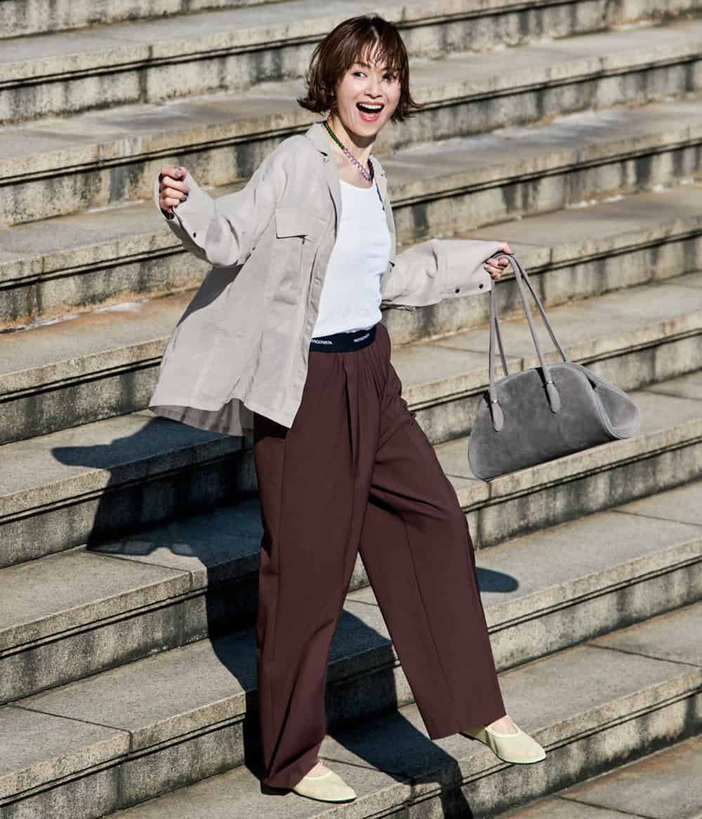 畑野ひろ子 シャツ パンツ フラットシューズ コーデ